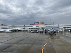 福岡空港に到着。
雨は降っていないようですが、いつ降ってもおかしくない天気です。