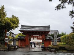 近鉄西ノ京駅より徒歩。
法相宗大本山　薬師寺
680年　天武天皇により発願、697年持統天皇により開眼。
718年、平城遷都に伴い、現在の位置に移されたとのことです。
すごい歴史です。