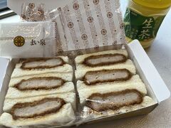 保安検査後の制限エリアの売店でカツサンドを購入。朝食です。