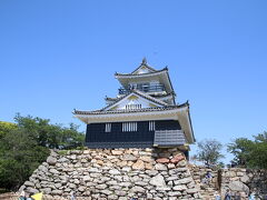 天守門をくぐると、浜松城がそびえていた。
1500年以降に築城され、始めは今川氏の支配下にあったが、後に徳川家康が入城。
