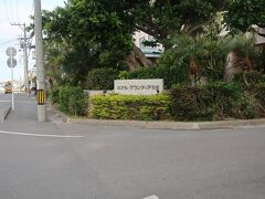 ▽▲ルートイン　グランティア石垣▽▲
8:28写真左の道が市民会館通り。この通りを写真の奥方向に進むと石垣漁港です。