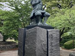 そして徒歩で熊本城へ向かいます。
途中、加藤清正像。