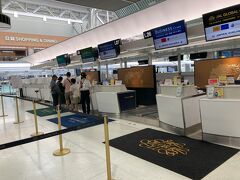 出発は成田空港から
今回も出発と到着の空港が違ってしまったので電車で来ました

13:00
いつも通り早めのチェックイン
チェックインカウンターはガラガラ
お盆のニュースや旅好きさんたちの話ではすっごい混んでたみたいだから覚悟してたけど大丈夫でした

今回から新しいスーツケースをプラスしました！
機内持ち込みサイズのソフトキャリー
こちらに仕事用にパソコンを入れます