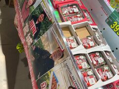 明日のゴルフコースは池がたくさんなので、現地でゴルフボールを調達に買い物に出ました。くまモンの熊本のいちごなのに、生産者が宮城県となってます！