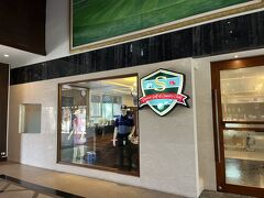 6時半ホテル出発！いつものタクシー運転手は6時過ぎにホテルはきてくれていました。ホテルすぐ近くのセブンでおにぎりやホットサンドを購入し、車の中で腹ごしらえです。ナコンパトムにあるsuwan golfは日本人にも人気のゴルフ場で、今回はパタヤ にあるAKGで予約しました。プレー代は現地支払いです。