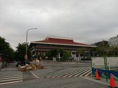 【2日目】朝の台北駅。
調べたら台北駅は3つあって①②は近くに並んでいるが③は①②から徒歩10分ほど離れている。
①台鉄、高鉄（新幹線）の台北駅
②MRTの台北駅
③MRTの桃園空港線の台北駅

台北から花蓮へ向かうのは台鉄なので①の駅から朝6時13分発の太魯閣号。
2時間10分かかります。
太魯閣峡谷に行かずワンタンを食べるために行く私みたいな人なんているのかしら。