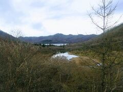 木道から逸れて、ゆっくり歩きで10分ほど。12：24、鳥居峠に到着です。眼下に先ほどまでいた覚満淵とその向こうに大沼が見えます。霧が晴れて、向こうの山の稜線も綺麗に見えますね。素晴らしい眺め！