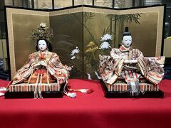 長岡グランドホテルにチェックイン。ロビーに飾られていたのは、昭和初期作の雛人形。
