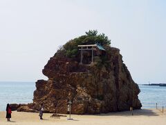 この小さな岩山は、弁天島。
昔は、本当に島だったようですが、現在は砂浜が広がり、歩いていけるようになったとのこと。