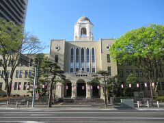 駅に行きがてら少し遠回りして駿府城の方まで行ってみます。

「静岡市役所静岡庁舎本館」は
昭和９年(1934年)に建設されました。
鉄筋コンクリート造４階建てで「あおい塔」と呼ばれるドームが印象的な建物です。
平成８年(1996年)に東京大学安田講堂などとともに我が国最初の登録有形文化財に指定されました。