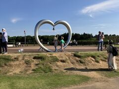 しかも、何ですか？この鐘は、、、どう見ても恋人達のなんとか、、な雰囲気ですが、ここは「ひこうきの丘」と呼ばれる場所。