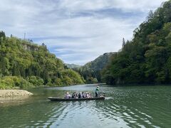 霧幻峡の渡し舟。霧が出る日はあまりないらしいです。
人気のある季節はやはり紅葉の時期だとか。