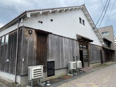 赤瓦一号館。
元は醤油屋のもろみ工場だったそうです。