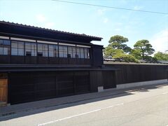 次に旧小澤家住宅へ．北前船で栄えた豪商の館ですが，休館日でした．