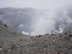 熊本地方気象台は３月23日、阿蘇山の噴火警戒レベルを2（火口周辺規制）から1（活火山であることに留意）に引き下げたと発表したので、火口に向かうシャトルバスも再開されました。