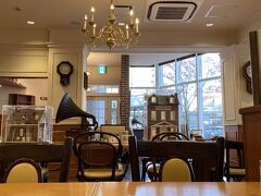 草津駅前の『ケントハウス』というカフェでひと休み。
アメリカンな雰囲気のお店です。
