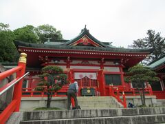 織姫神社拝殿　創建は1705年、足利藩主戸田忠利が伊勢神宮直轄の神服織機神社の織師天御鉾命と織女天八千々姫命の二柱を八雲神社に合祀、1879年現在地に織姫神社を遷宮した。第一鳥居を潜ると男坂という名の急登り石段があるが、本日は左手にある女坂を行く。女坂第一鳥居を潜ると石段登りの七色の鳥居が始まる。石段を登りきると、正面に朱色が鮮やかな拝殿、その奥に本殿、右手に、愛の鐘（愛の聖地のモニュメント）、左手に神楽殿、ご神木がある。藤が咲いている（まだ若い）