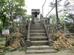 御嶽神社社殿　長野県にある木曽御嶽神社を分祀して出来た神社です。石造のために火事の際には無事でした