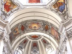 続いて大聖堂(Dom zu Salzburg)[https://www.salzburger-dom.at]へ。

中の装飾も豪華で美しいのですが、設置されているパイプオルガンが立派です。
建物の白さがパイプオルガンの黒さ(荘厳さ)を引き立てているように感じます。
モーツァルトも弾いたとの謂れもあるそうで、歴史もあります。いいですね。