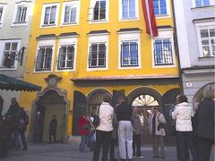 街中に入ると黄色い目立つ建物が見えてきました。
モーツァルトの生家(Mozarts Geburtshaus)[https://mozarteum.at/mozart-museen/mozarts-geburtshaus#info]です。

中にモーツァルトにまつわる品々が展示されていて、モーツァルトが好きならば訪れる価値はありそうです。
楽譜や楽器も興味深かったですが、遺髪が印象的でした。