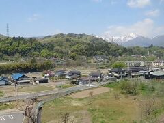 そして上牧駅に差し掛かると、奥に残雪の谷川岳の姿を一望。今年は新緑の芽吹きが随分早いなあ…