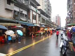 雨のやまない瑞芳駅の正面の商店街を直進します。
観光客は少なめかな？