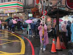 瑞芳火車站(區民廣場)から路線バスに乗りました
Webサイトには、疫情特別ダイヤで、相当数の減便とありましたが
さほど間引きされている様子はなく10分ほど待って、金瓜石行きに乗りました。

九份老街　でバスを降り
目印の7-11を目指します。
この辺は変化なしです。