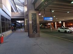 空港は大変コンパクトだが、ほとんどが自家用車でのアクセスの為か
ダウンタウン行きの公共バス乗り場を見つけるのに一苦労。
何とか見つけて乗車。