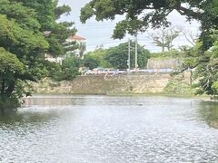 龍潭の水際の遊歩道を散策。夏に来ると、涼しく感じがする。