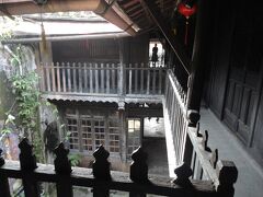 妹が月末に台湾に行くので中国系の建物は避けて、京町家を彷彿とさせる伝統建築家屋を中心に。貿易陶磁博物館はその中でも2階に上がれる数少ない建物。日本でも見られるような焼物の撮影は省略。
目利きの妹によるとタンキー家の調度品や展示品が一番レベルが高かったとか。