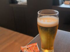 そしてラウンジ
制限の無い旅を祝しビールで乾杯！