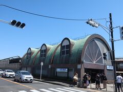 快晴のゴールデンウイークです。京浜急行、逗子・葉山駅から本日の観光はスタートです。なかなかオシャレな駅です。初めて利用した駅ですが、北口から南口迄250mくらいあり、出口を間違えると大変です。これは南口ですが、亀岡八幡宮やJR逗子駅に行くなら北口から出たほうが便利です。私たちは出口を間違えたので、長い駅舎を眺めながら北口方面に歩きます。