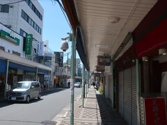 お弁当を買って、逗子銀座通りをあるきます。チェーン店もありますが、昔ながらのお店もまだ健在で、なかなか活気ある商店街です。