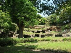 山の岩をくり抜いた穴が集中して存在するやぐら群です。鎌倉周辺の山にはこのような「やぐら」が点在していますが、150以上ものやぐらが集中しているのはここだけです。