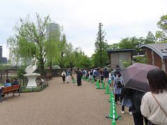 【パンダのもり】

シャンシャンが去った後　
残された双子のシャオシャオとレイレイの　
観覧の列　

予約なしで見ることができます
