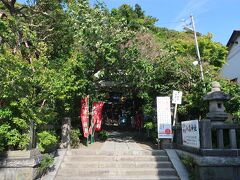 住宅街の細い路地を進むと八雲神社の入り口があります。