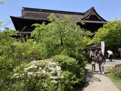 善光寺東側の善光寺庭園に入ります。