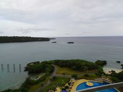 長期沖縄旅行8日目最終日の朝です。今日も雲はどんより・・・、そうすると海はあまりきれいに見えません。では、最後の朝食をいただきに、クラブラウンジへ向かいましょう！