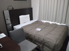 荷物を置きたいので15時前にチェックイン。

ラウンジで14時からドリンク頂けるのでさんぴん茶をいただく。
室内のテーブルも広さがあったので部屋自体は狭いが過ごしやすかった。