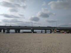 こんな街中にビーチがあるのか
不思議な風景～
