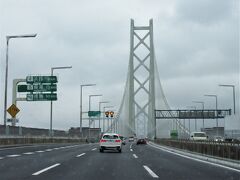 明石海峡大橋（兵庫県神戸市垂水区東舞子町）

兵庫県神戸市と淡路島の間の明石海峡に架かる、長さ3,911mの世界最大級の吊り橋です。本州と四国を、道路と鉄道で繋ぐために、1998年（平成10年）に完成。
白い主塔が上品で、背景の空に溶け込んでいます。
海面から300mの主塔に上れる『明石海峡大橋ブリッジワールド』というツァーもあるようです。