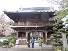 14:40　第1番札所 霊山寺（りょうぜんじ）（徳島県鳴門市大麻町） 仁王門

高野山真言宗、竺和山一乗院。
天平年間（729-748年）に聖武天皇の勅願により行基菩薩が開基。
815年（弘仁6年）弘法大師がこの寺で21日間の修行を行って、四国に八十八ヶ所の霊場を開くことを祈願した。
釈迦如来の姿を刻んで本尊とした。