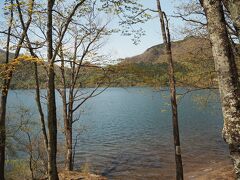 榛名湖に到着です。
周囲を山で囲まれた湖で意外と透明度があり美しい湖です。
榛名山の火山活動で出来た湖とのことです。