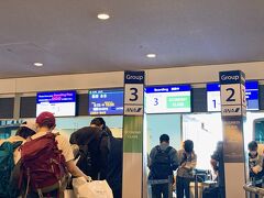 ANA（NH859）で羽田から香港に向かいます。8:55発の予定が10:00発に遅延になりました。１時間無駄になってしまった。

出発は138ゲートからバス移動でした。