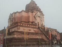 朝の散歩でホテルのすぐ近くのWat Chedi Luang。崩れかけた塔が有名だとか。