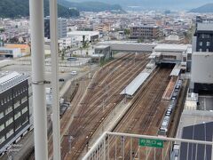 高山桜庵からJR駅を眺める