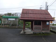 大篠津町駅。待合室がある無人駅です。