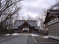 人がほとんどいない道を15分ほど歩き、こちら旭川神社へ。こちらでも御朱印をいただき再出発。