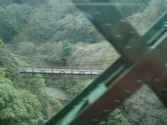 塔ノ沢駅を出て2分くらいで早川橋梁に差し掛かりました。手前の柵が邪魔で、良い写真が撮れません。