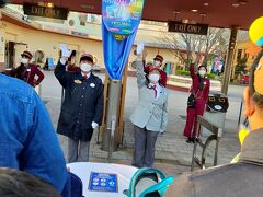 弟が6時30分頃から並んでくれていたこともあり、2列目という好ポジション。
入場前の挨拶です。
いよいよオープンです。